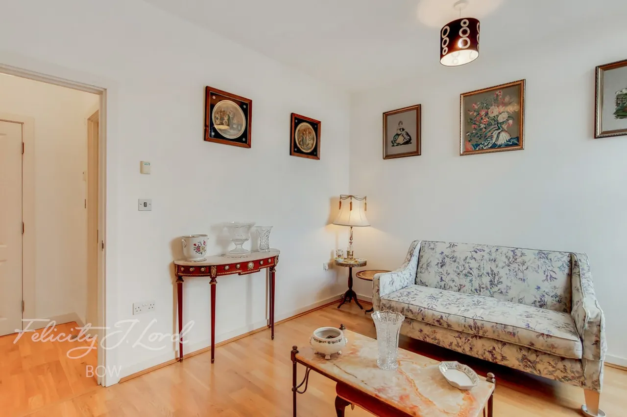 East Arbour Street, London, photo 6