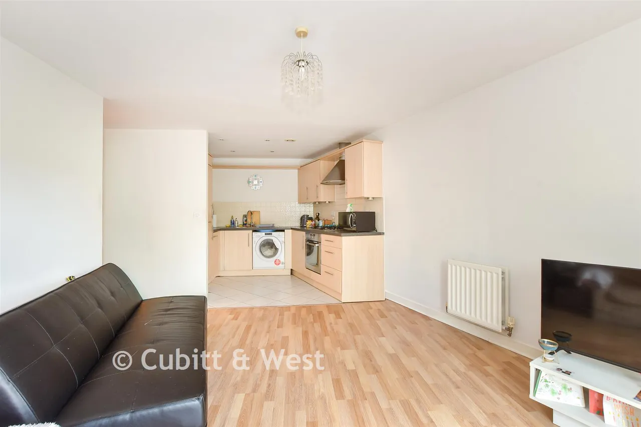 Woodfield Road, Crawley, RH10, photo 4