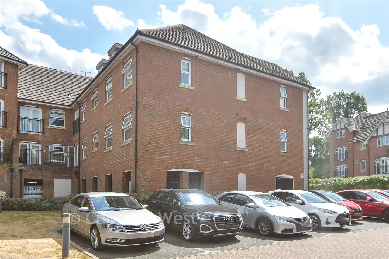 2 bed flat for sale, Woodfield Road, Crawley, RH10