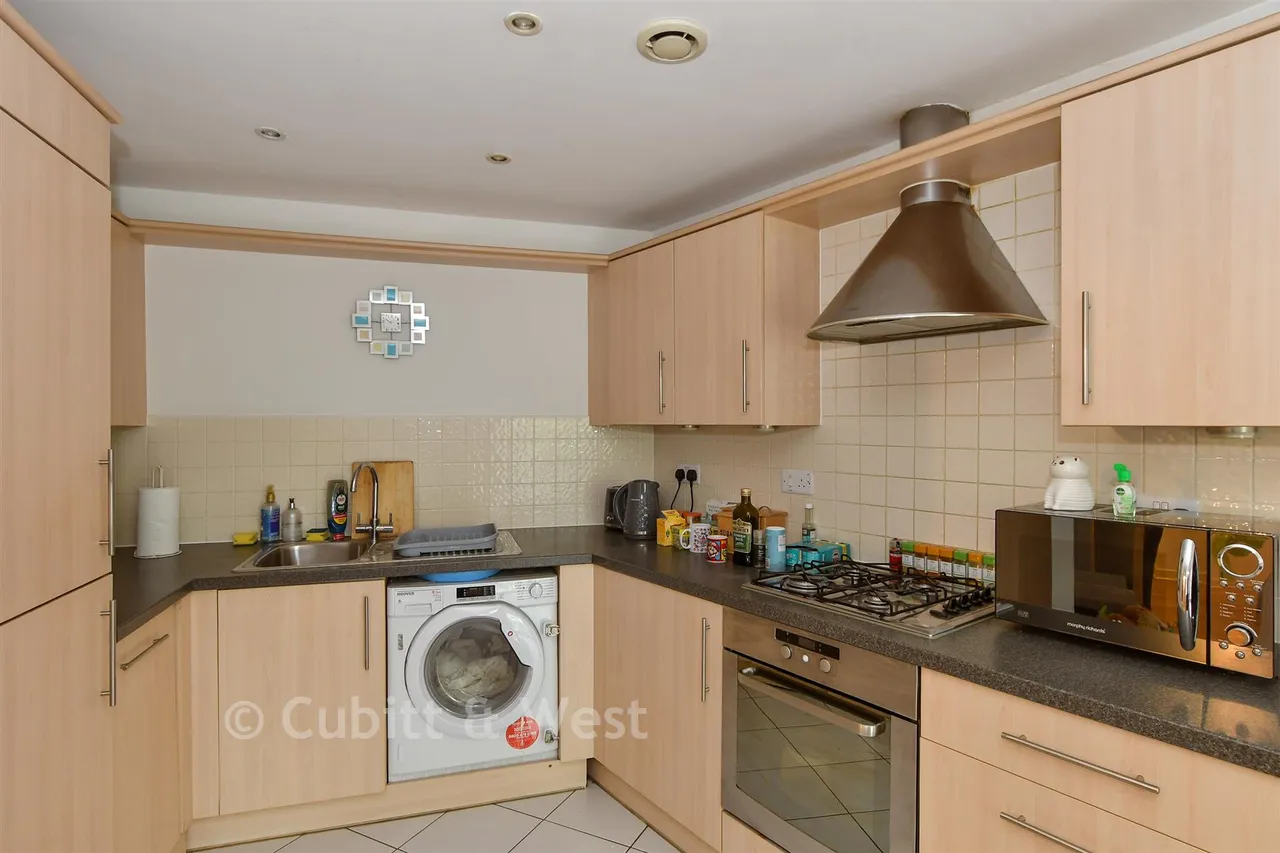 Woodfield Road, Crawley, RH10, photo 2