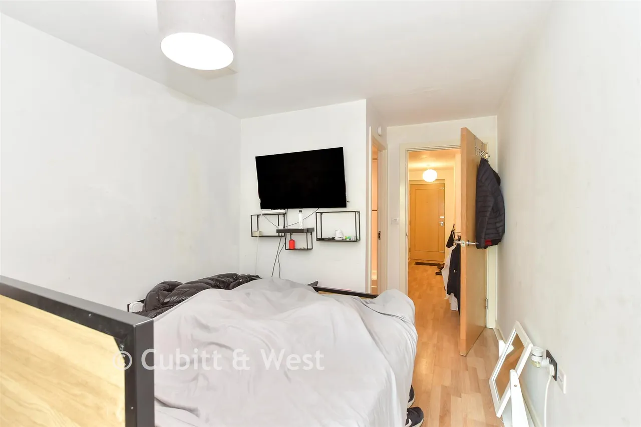 Woodfield Road, Crawley, RH10, photo 8