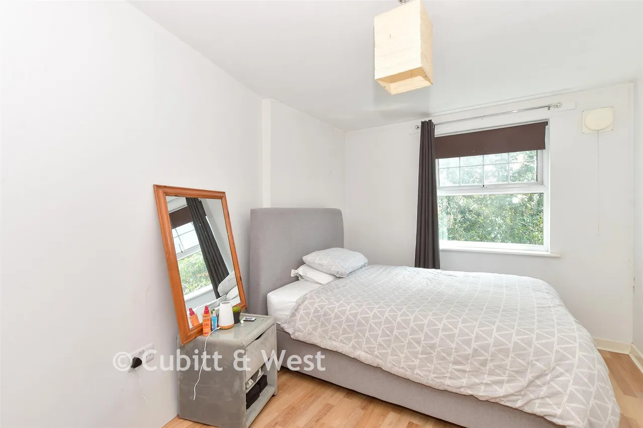 Woodfield Road, Crawley, RH10, photo 12