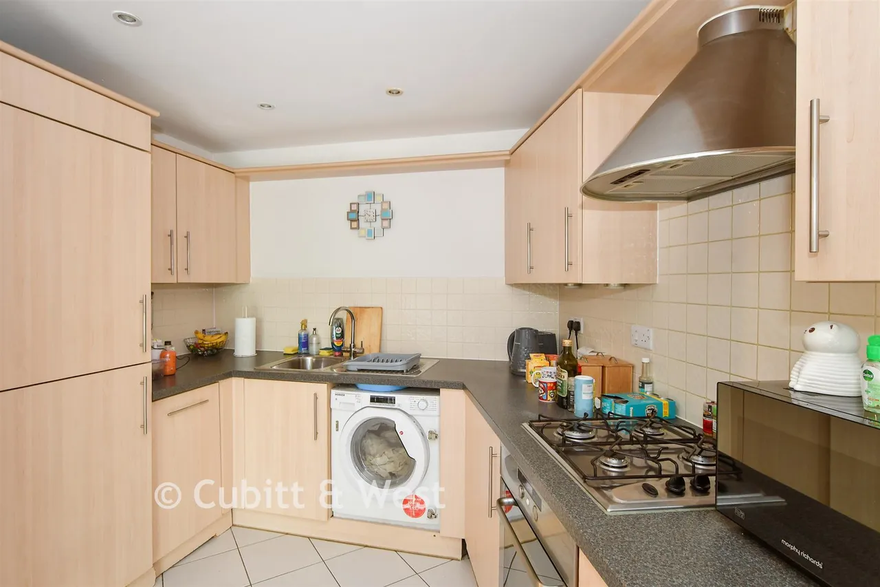 Woodfield Road, Crawley, RH10, photo 3