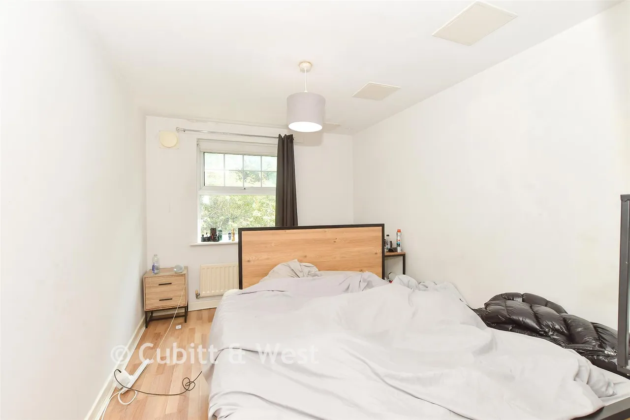 Woodfield Road, Crawley, RH10, photo 9
