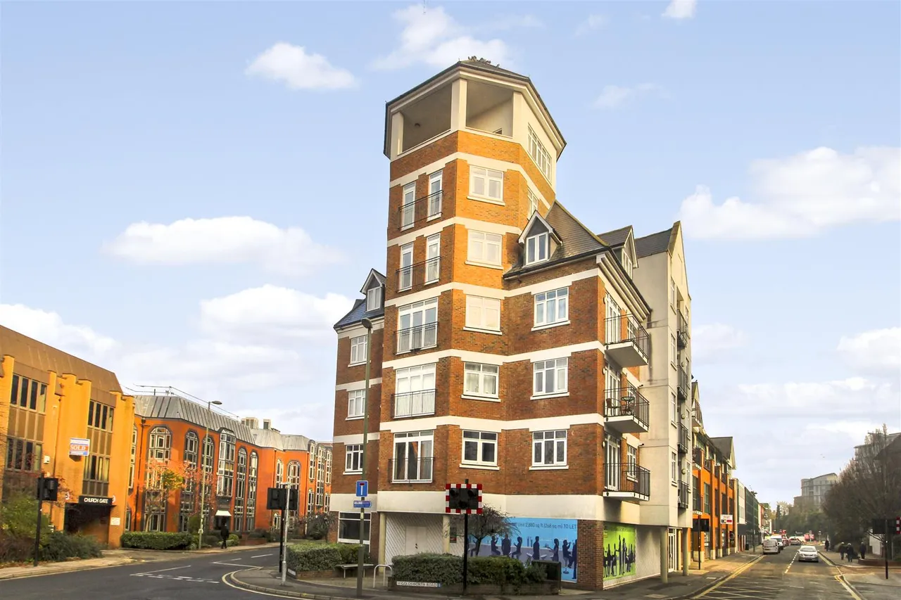 2 bed flat to rent, Goldsworth Road, Woking, GU21