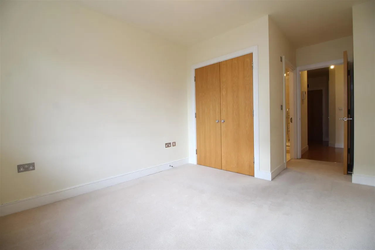 Goldsworth Road, Woking, GU21, photo 4