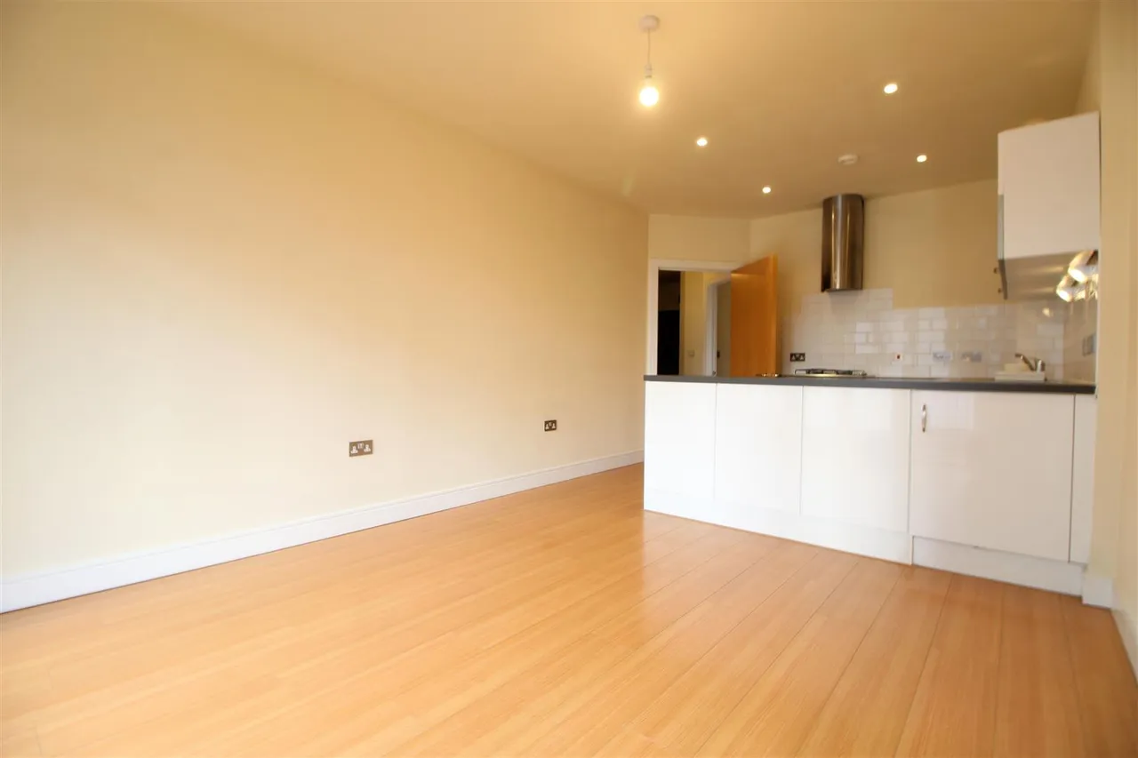 Goldsworth Road, Woking, GU21, photo 2