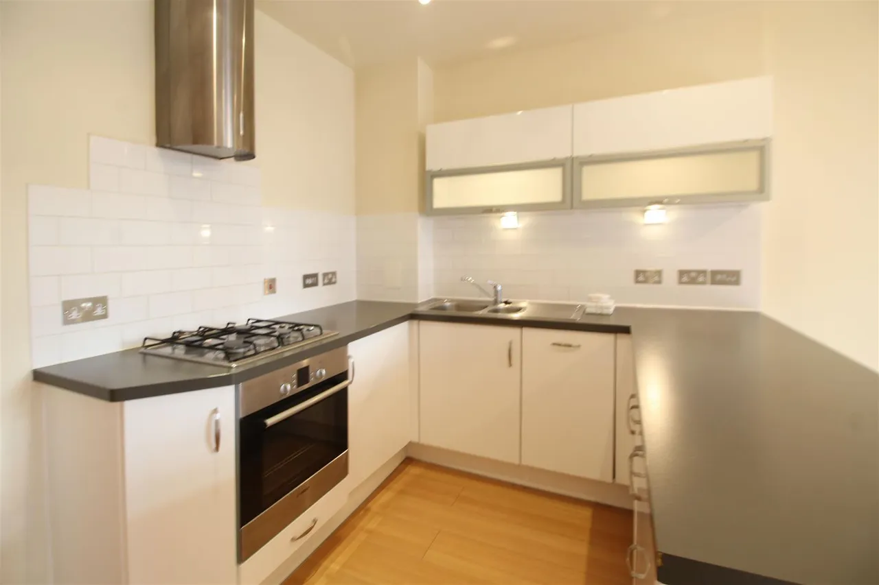 Goldsworth Road, Woking, GU21, photo 3