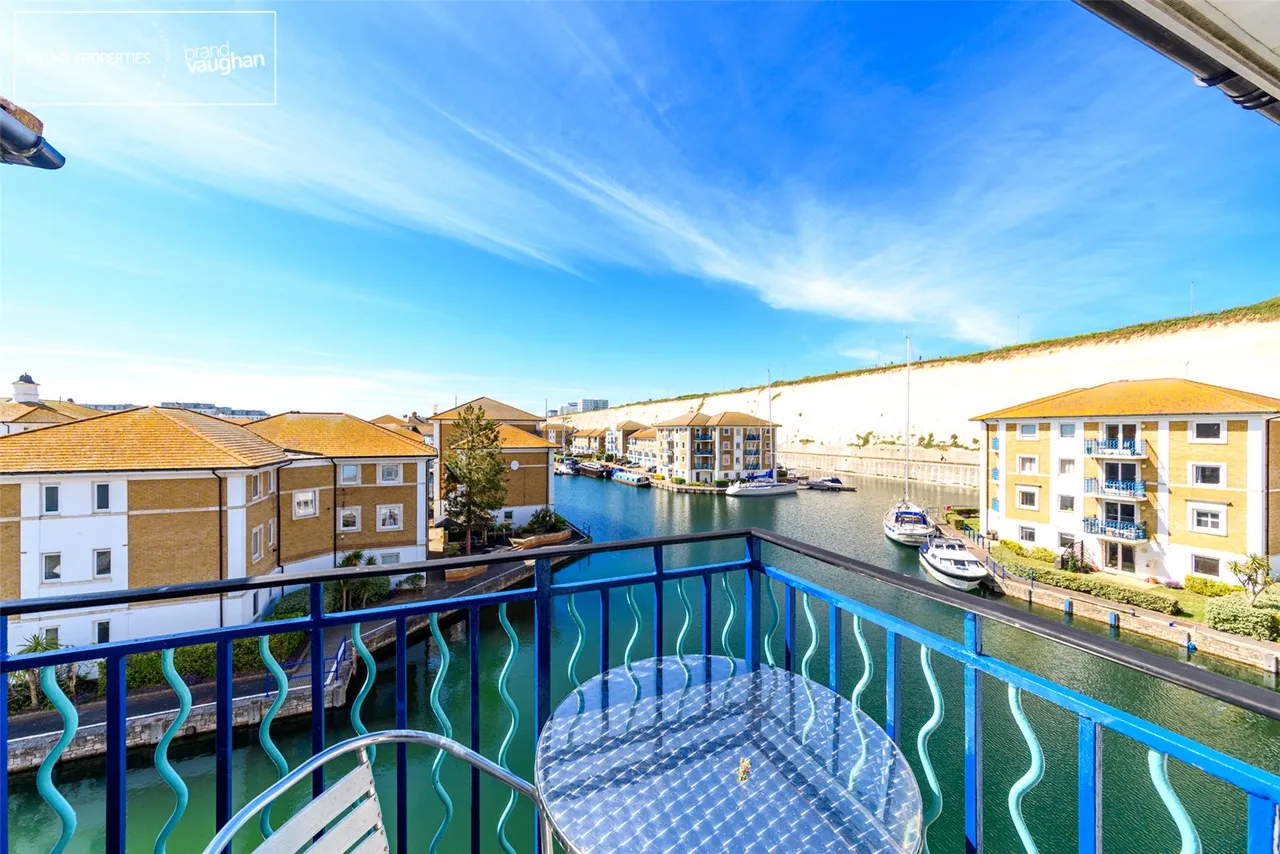 2 bed flat to rent, St. Vincents Court, The Strand, BN2
