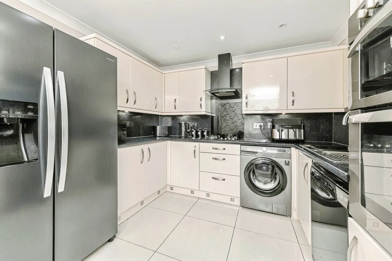 Brunswick Place, Heckmondwike, WF16, photo 5
