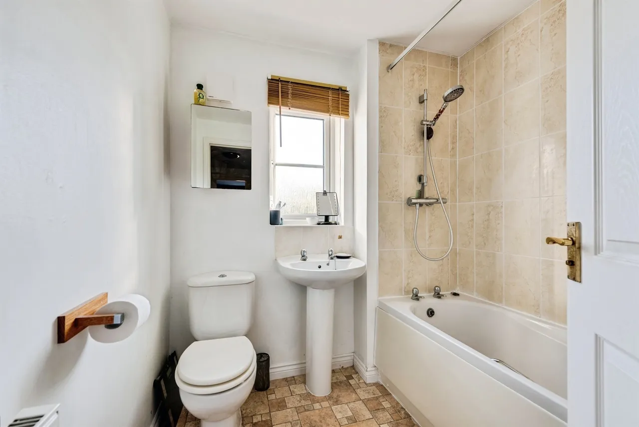 Cassini Drive, Swindon, SN25, photo 10