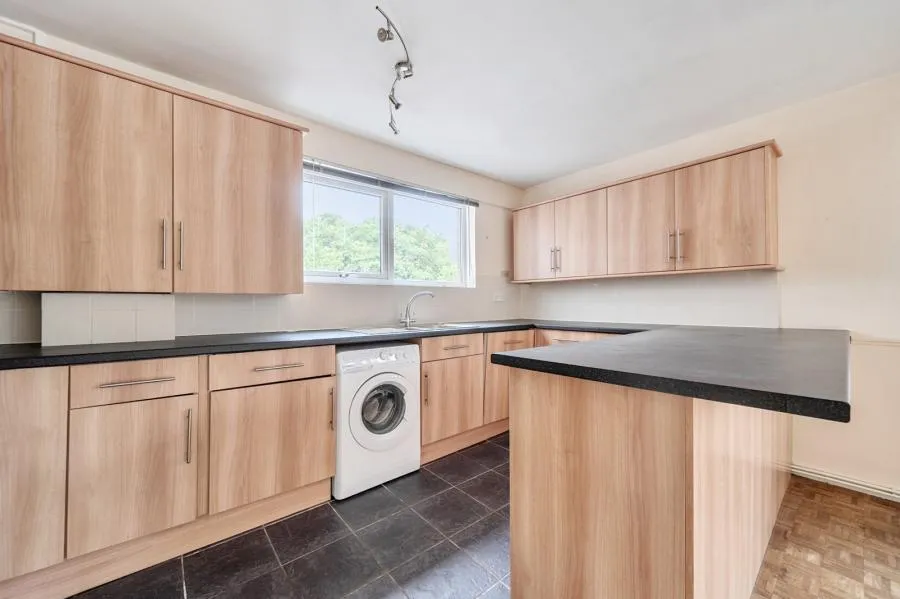 Guildford Road, Woking, GU22, photo 2