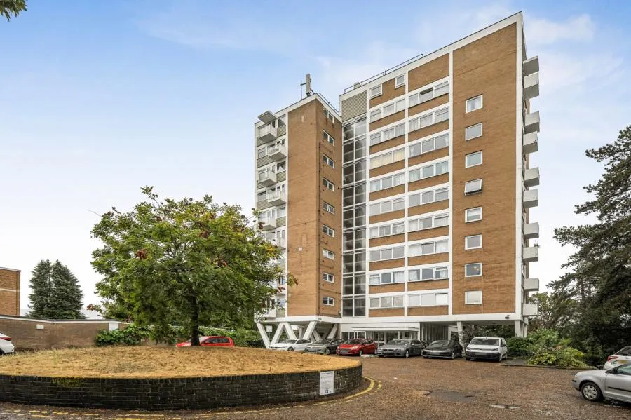 2 bed flat for sale, Guildford Road, Woking, GU22