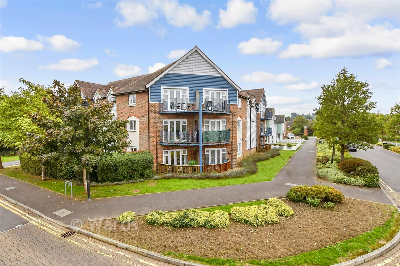 2 bed flat for sale, The Lakes, Larkfield, ME20