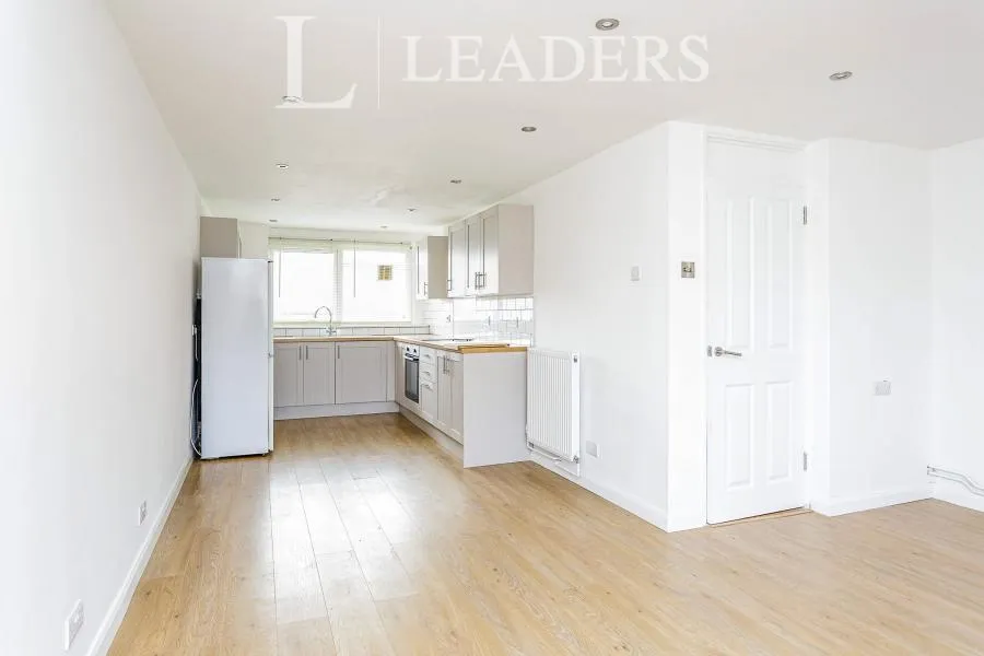 3 bed flat to rent, Lumsden Road, Southsea, PO4
