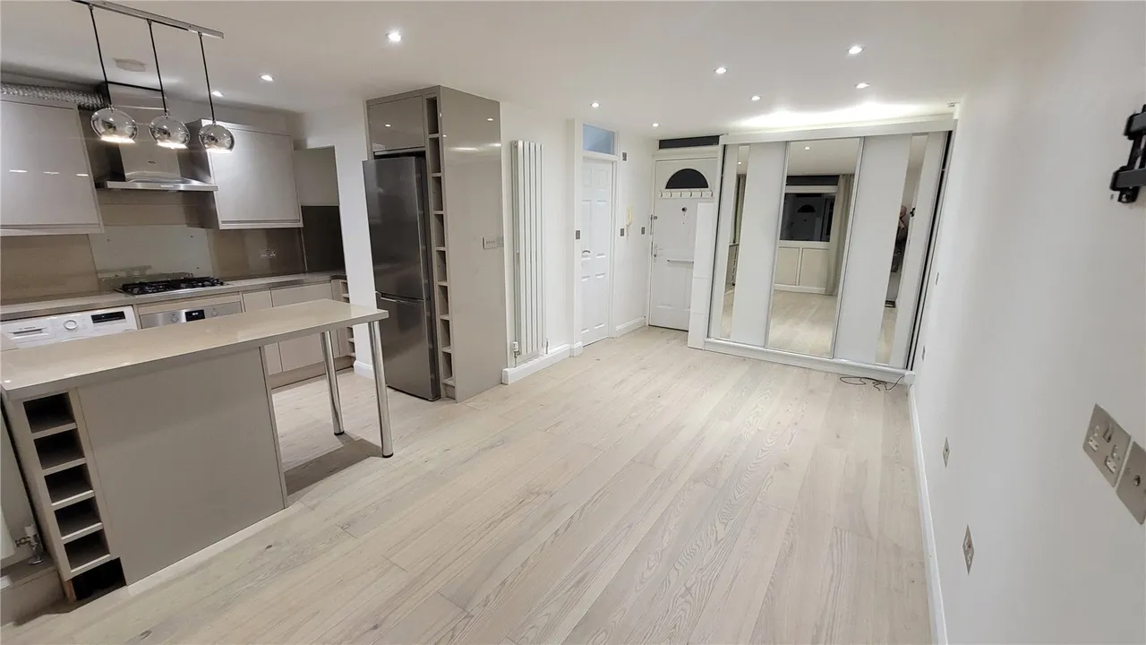 Gardner Close, London, E11, photo 3