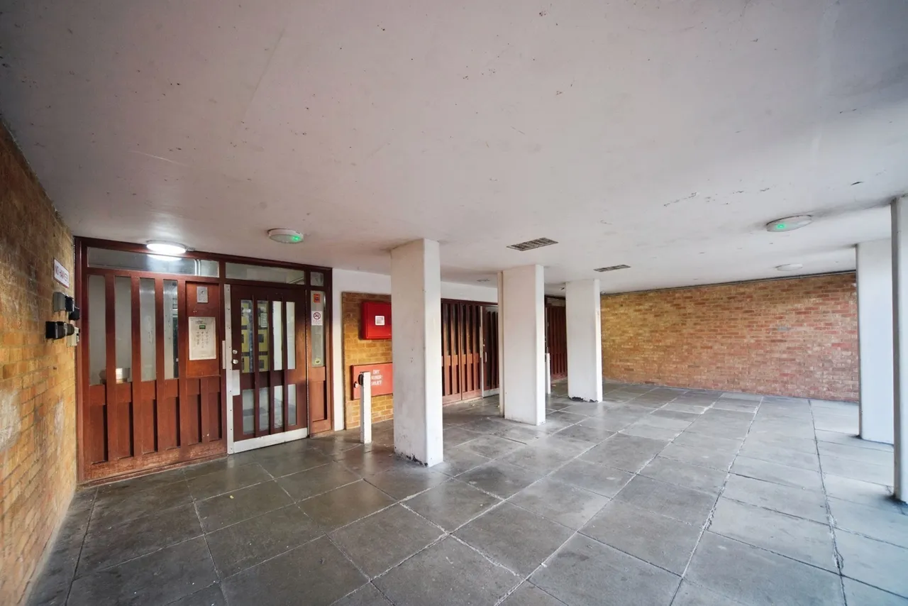 Gardner Close, London, E11, photo 10