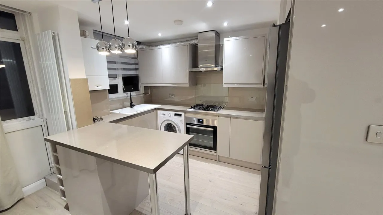 Gardner Close, London, E11, photo 4