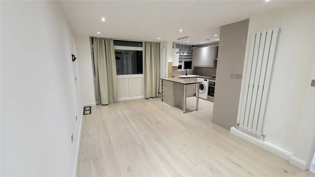 Gardner Close, London, E11, photo 5