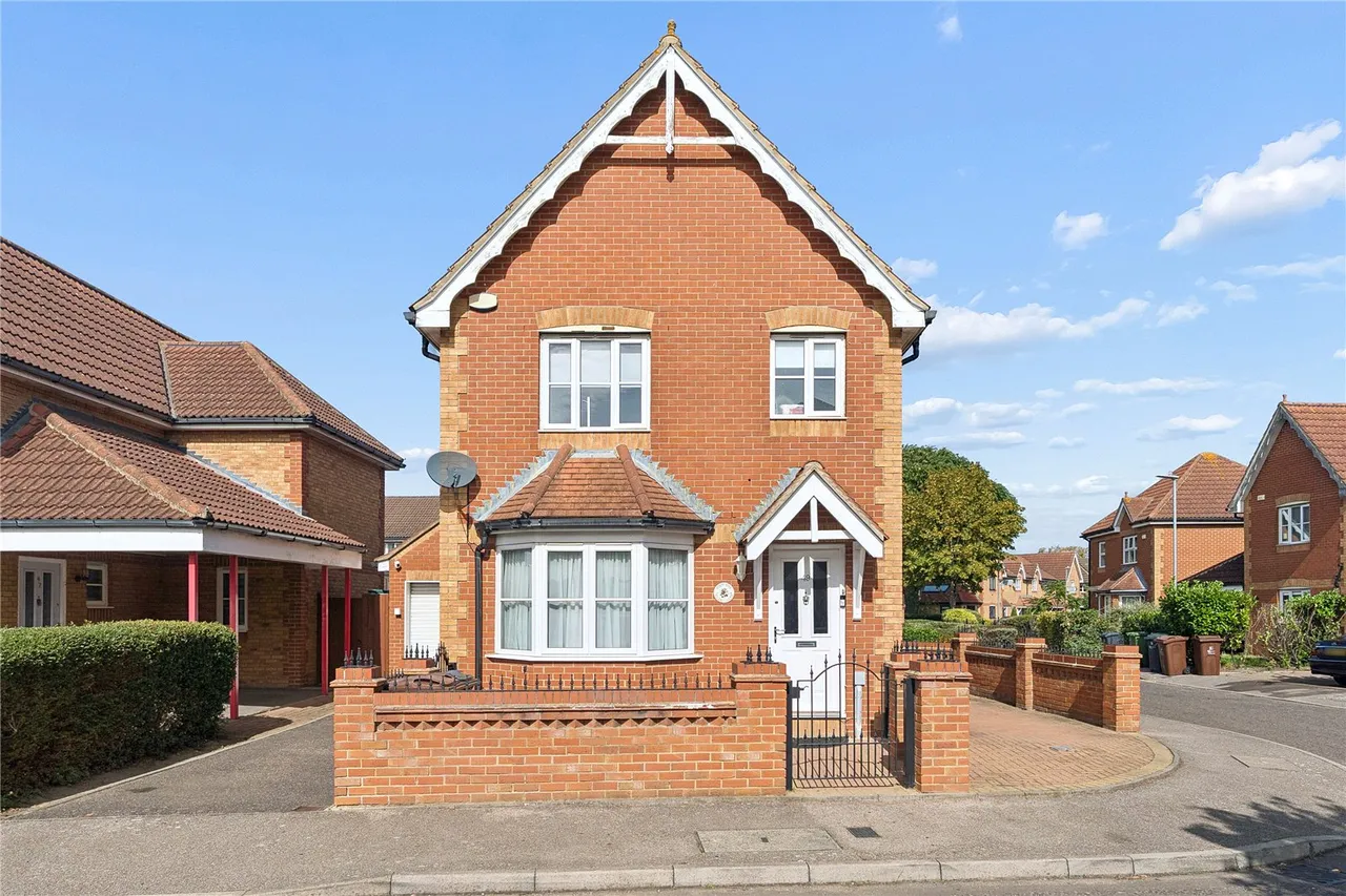 3 bed house for sale, Bluebell Close, Romford, RM7