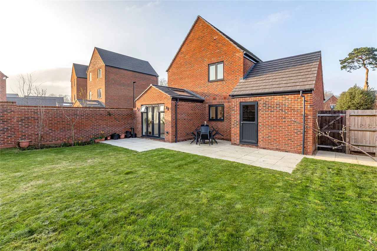 Botleys Road, Ottershaw, KT16, photo 24