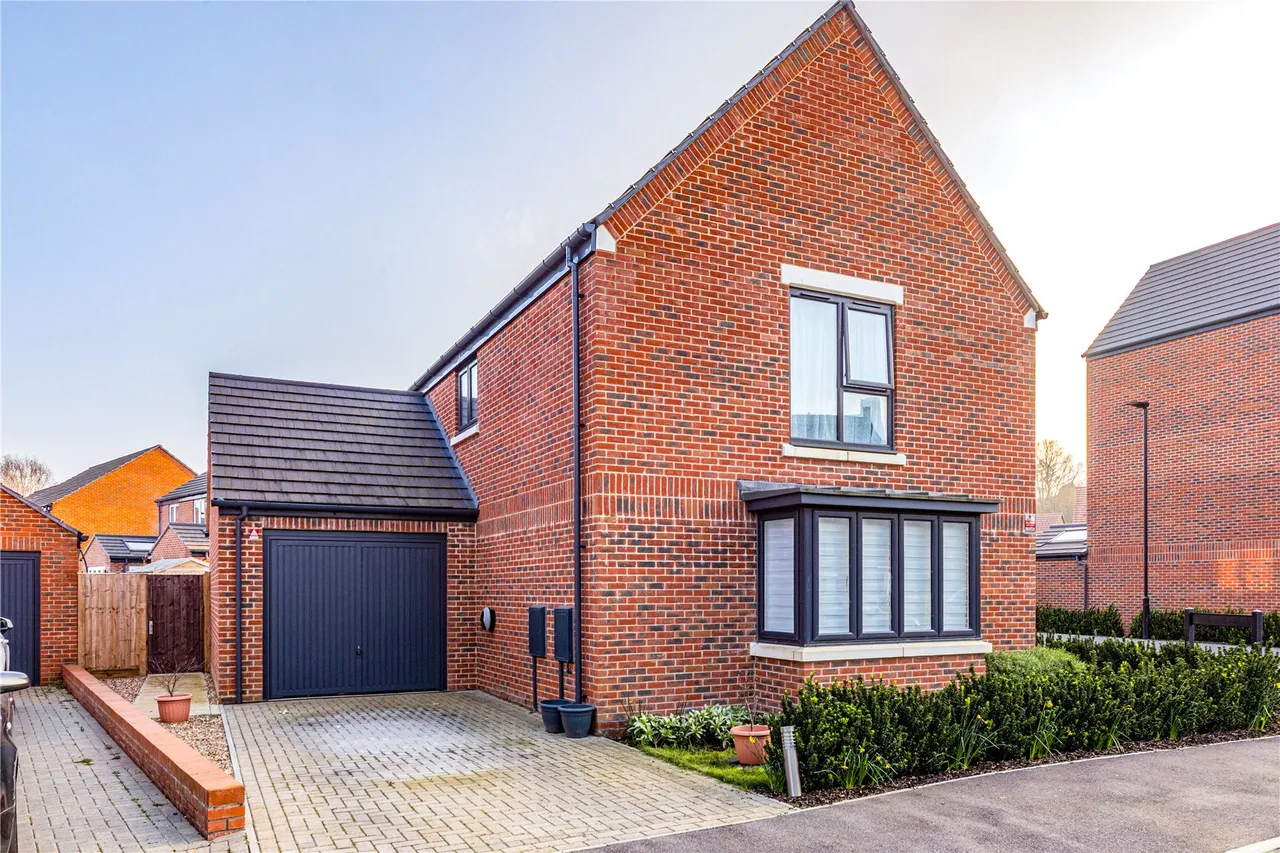 3 bed house for sale, Botleys Road, Ottershaw, KT16