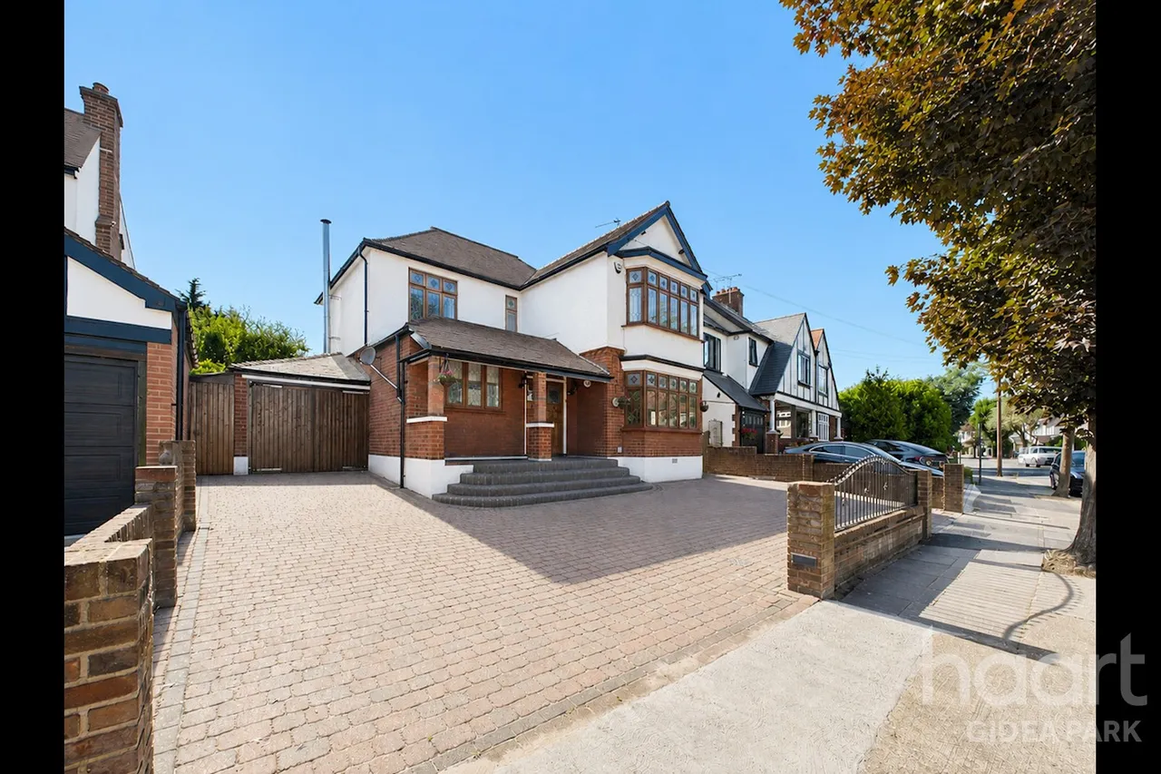 4 bed house for sale, Lake Rise, Romford, RM1