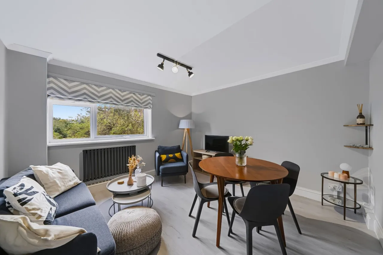 3 bed flat to rent, Borrodaile Road, London, SW18