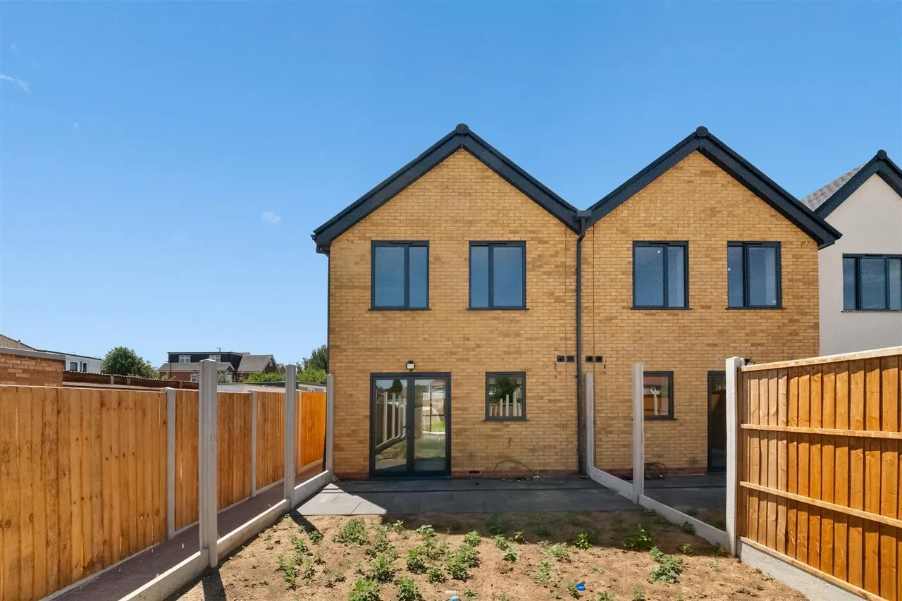 Field Road, Feltham, photo 12