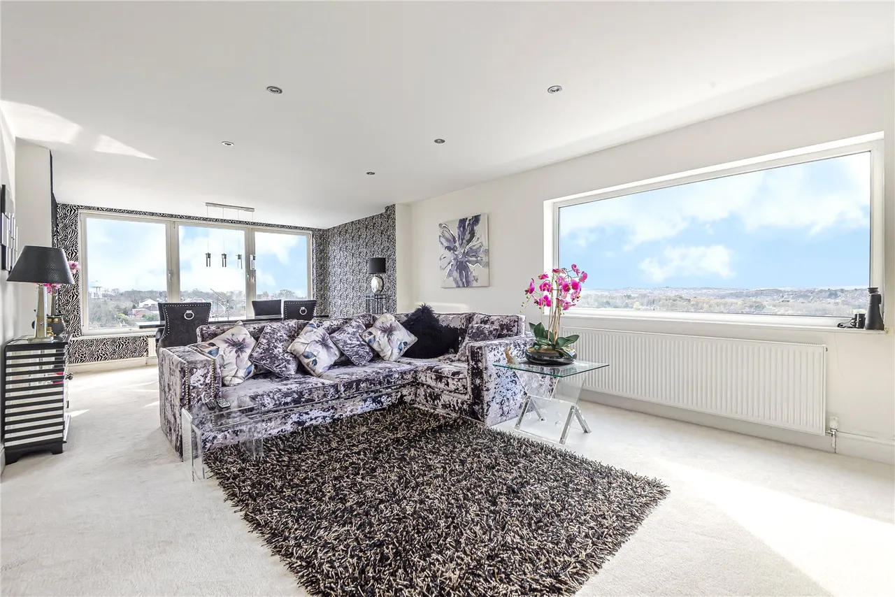 3 bed flat for sale, Sandmoor Court, Alwoodley