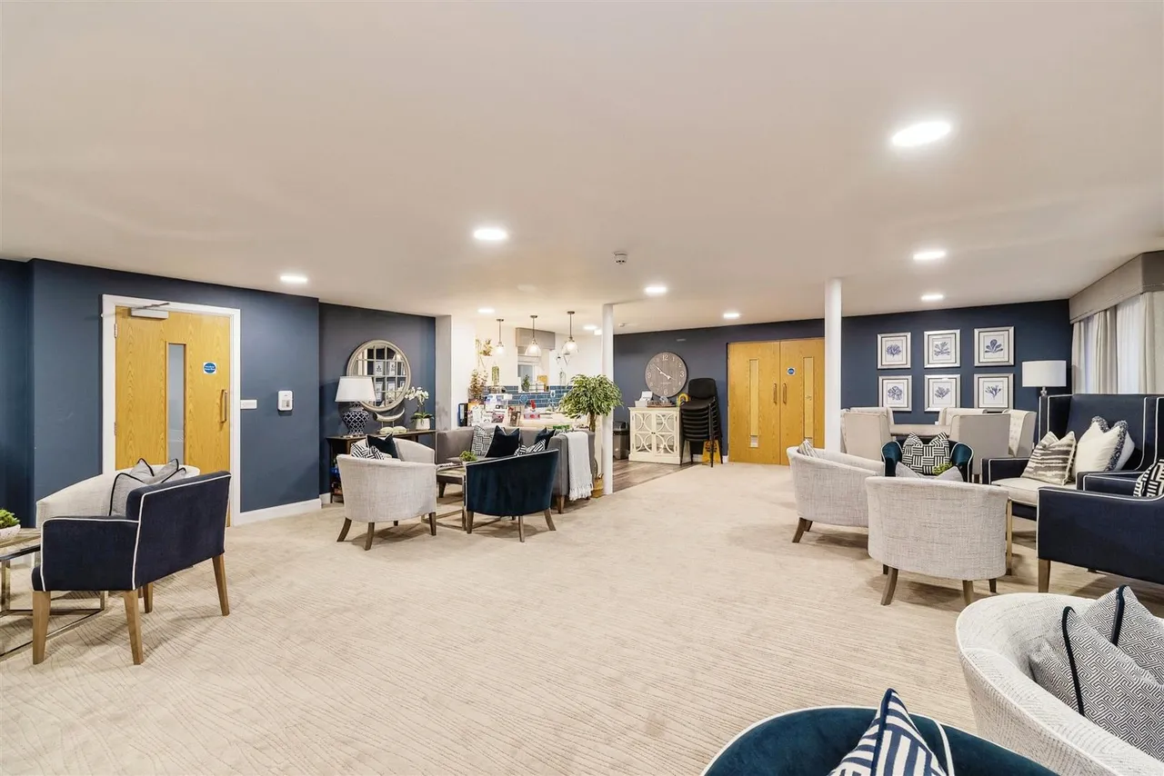 Hindhead Knoll, Walnut Tree, MK7, photo 24