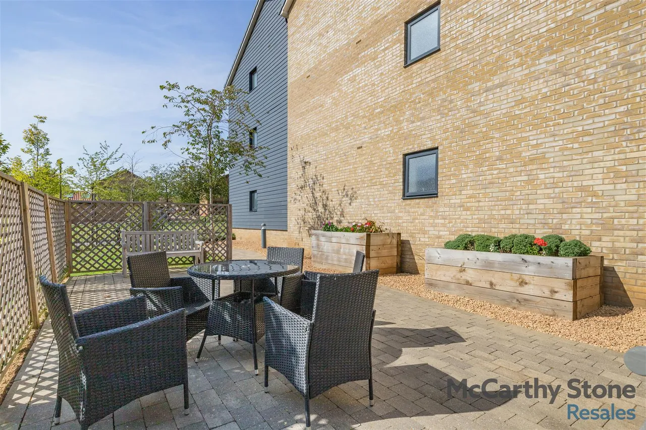 Hindhead Knoll, Walnut Tree, MK7, photo 17