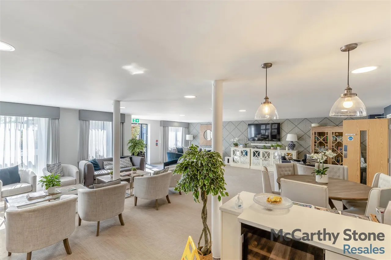 Hindhead Knoll, Walnut Tree, MK7, photo 26