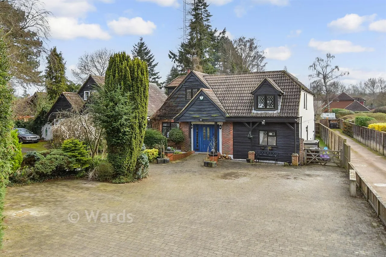 4 bed house for sale, Manor Road, Cobham, DA13