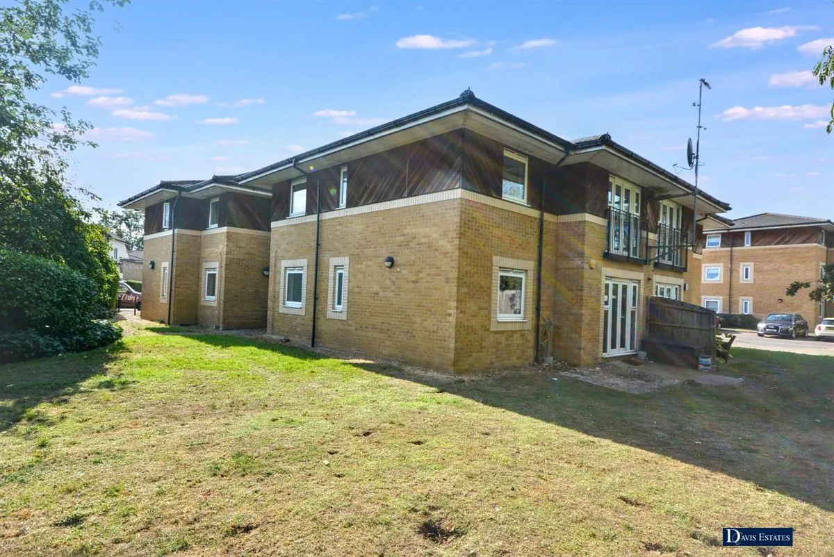 2 bed flat for sale, Stafford Avenue, Ardleigh Green, RM11