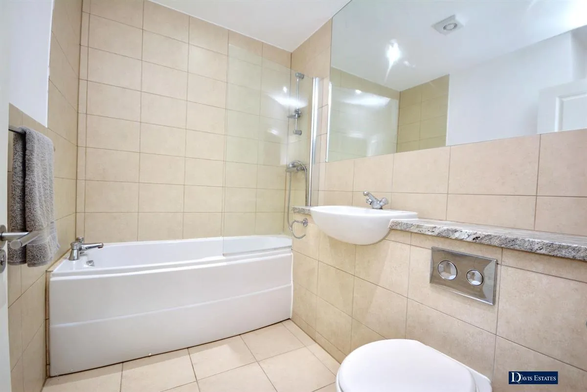 Stafford Avenue, Ardleigh Green, RM11, photo 9