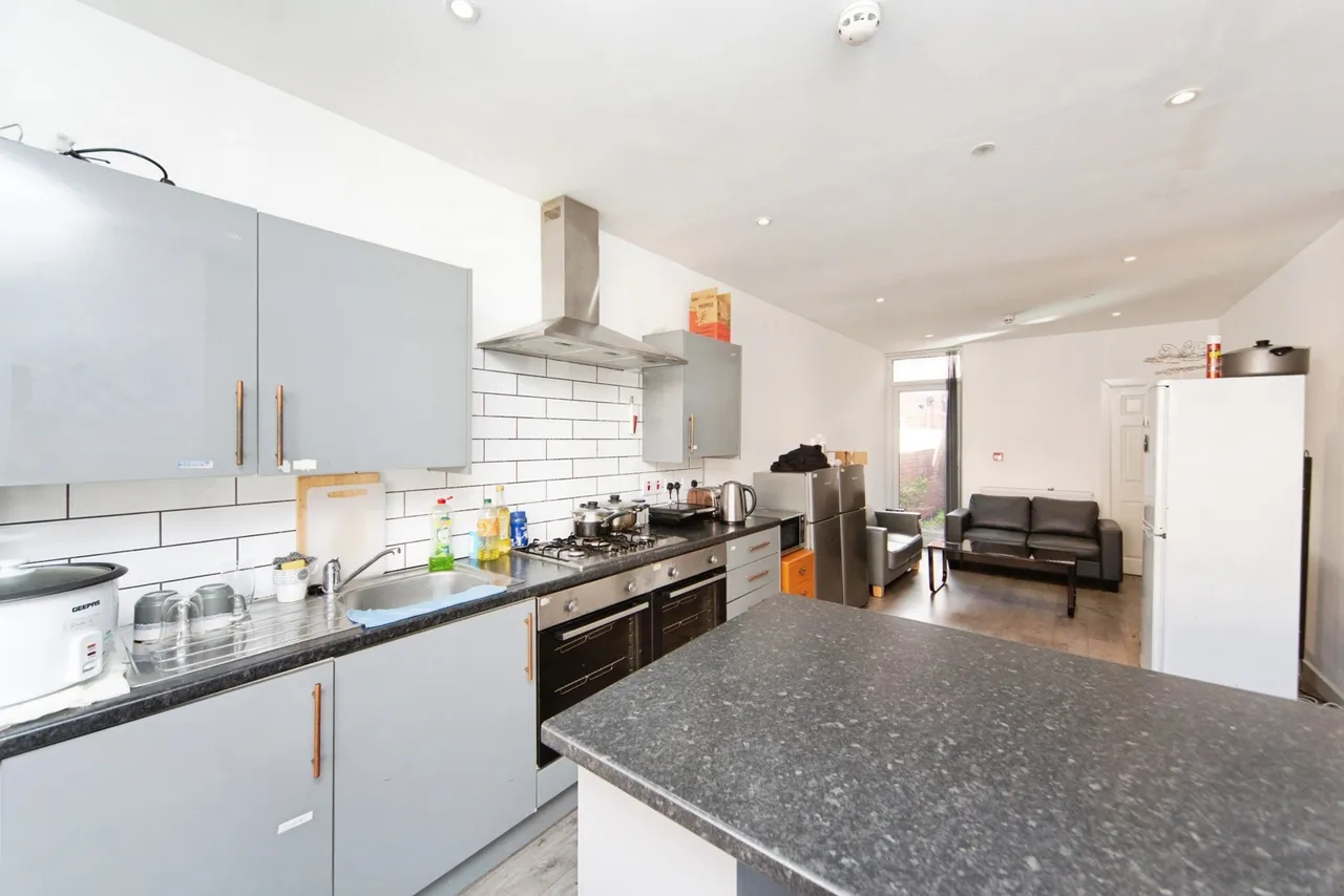 Molyneux Road, Kensington, L6, photo 11