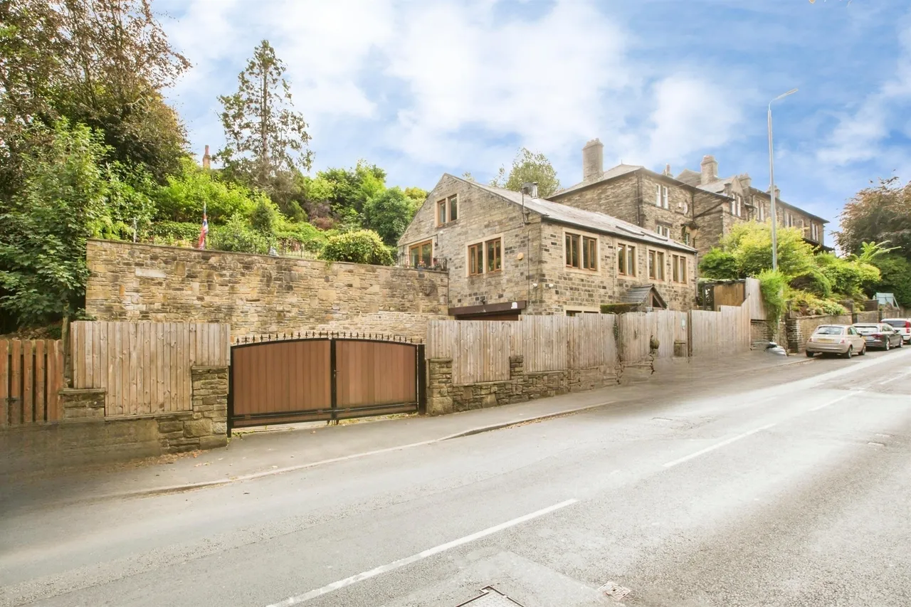 3 bed house for sale — Burnley Road, Luddendenfoot, HALIFAX