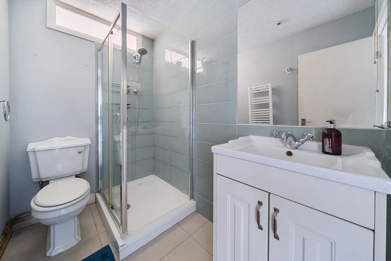 70 Azalea Court, Azalea Close, London, photo 11