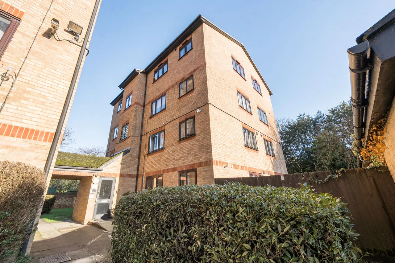 1 bed flat to rent — 70 Azalea Court, Azalea Close, London