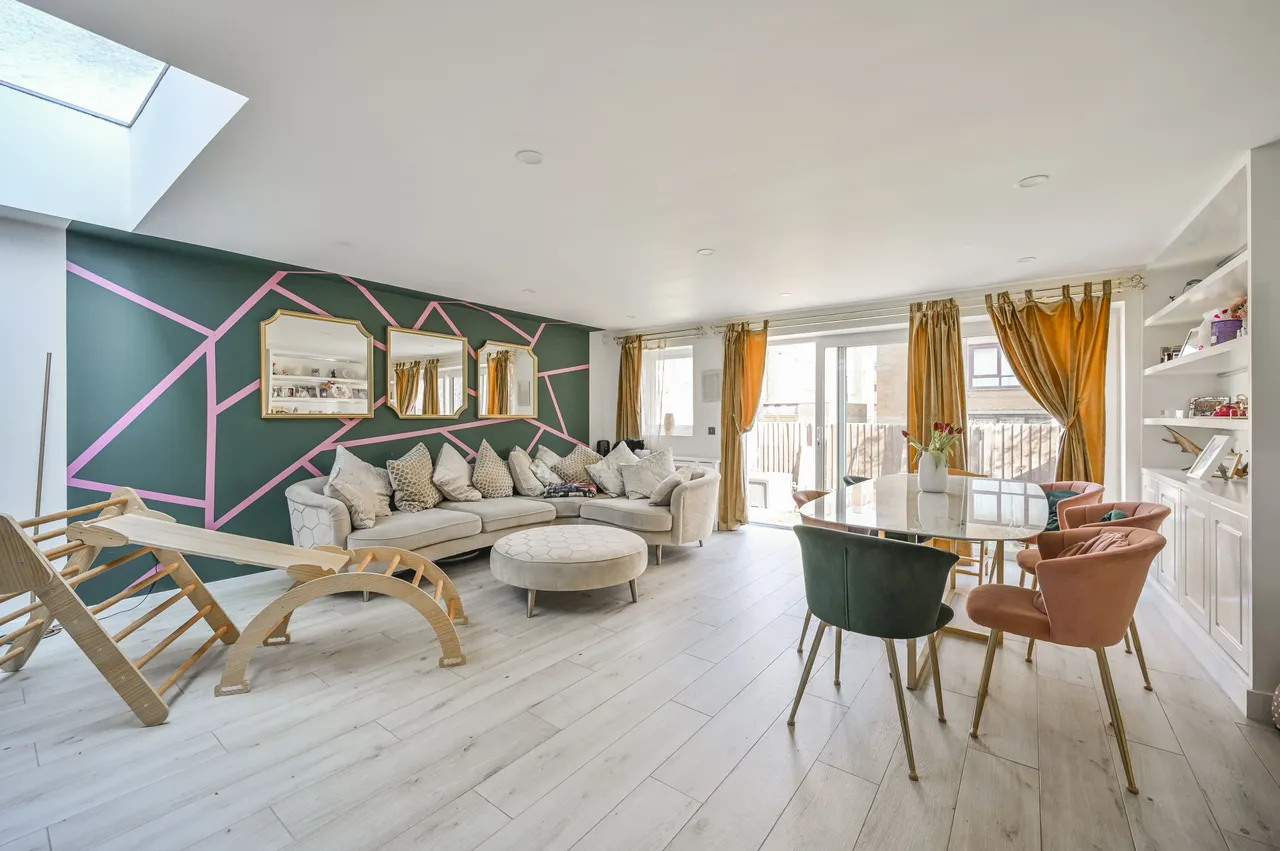 3 bed house for sale — 53 Westbeech Road, London