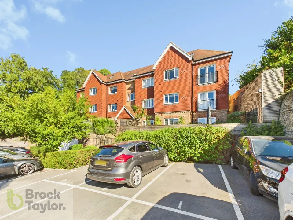 2 bed flat for sale, Woodside, Franklands Village, RH16