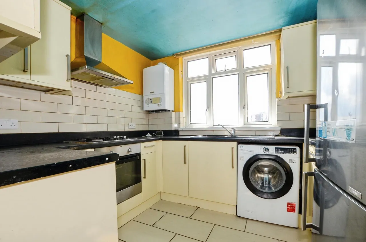2 bed flat for sale, Canberra Drive, Northolt, UB5