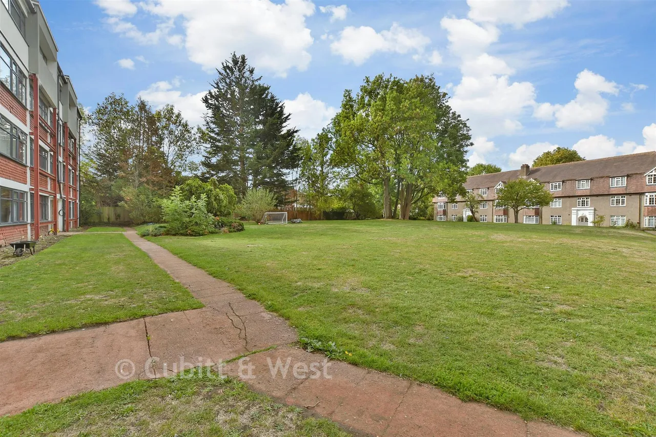 Kingston Road, Epsom, KT17, photo 2
