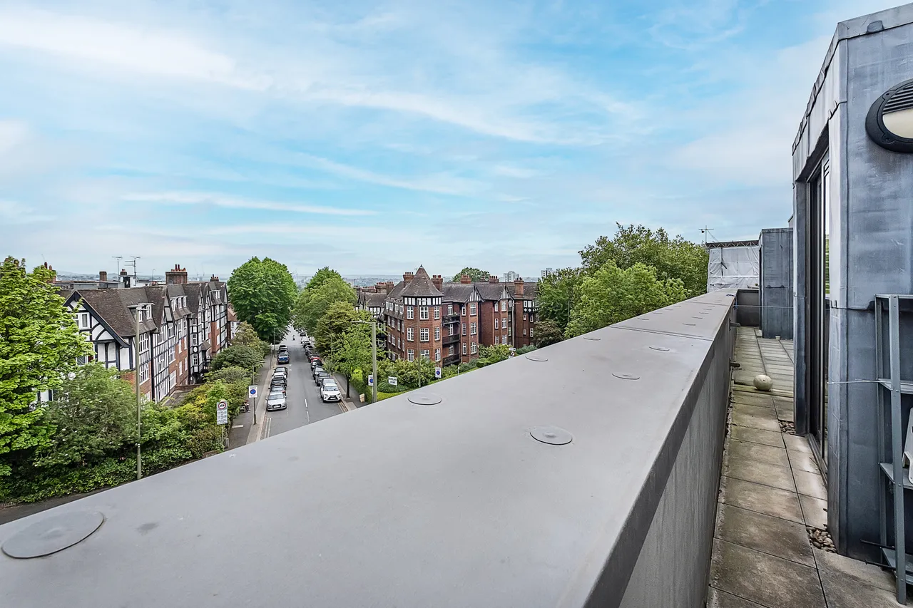 Finchley Road, London, NW3, photo 11
