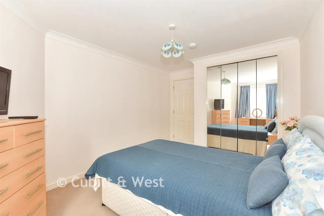 London Road, Cowplain, PO8, photo 6