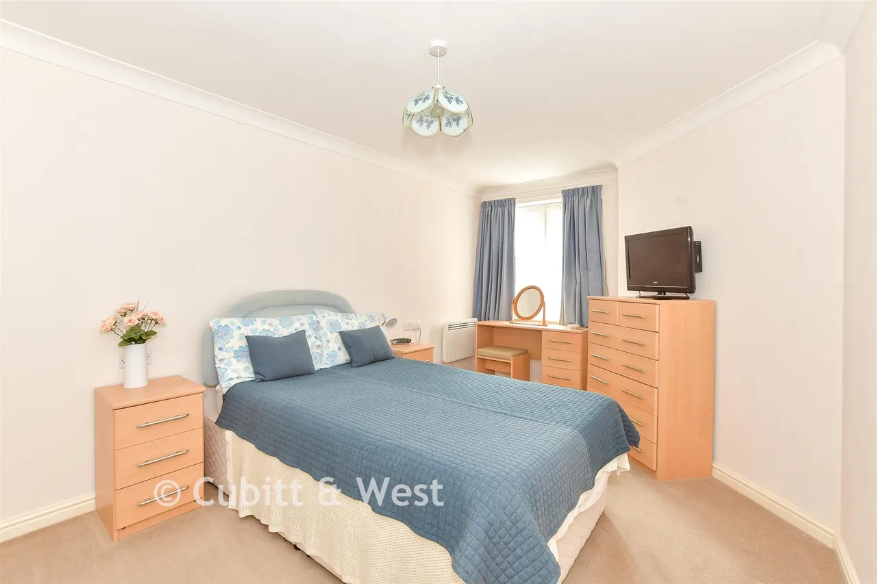 London Road, Cowplain, PO8, photo 5