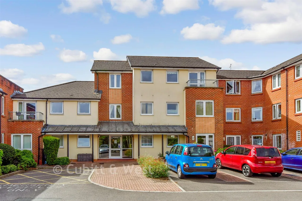 1 bed flat for sale, London Road, Cowplain, PO8