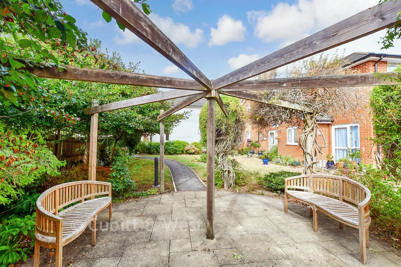 London Road, Cowplain, PO8, photo 9