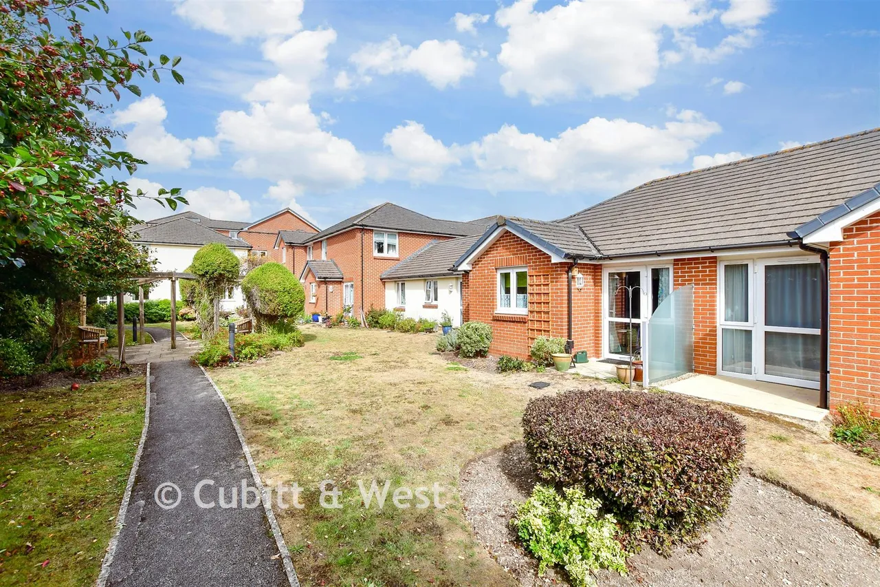 London Road, Cowplain, PO8, photo 2